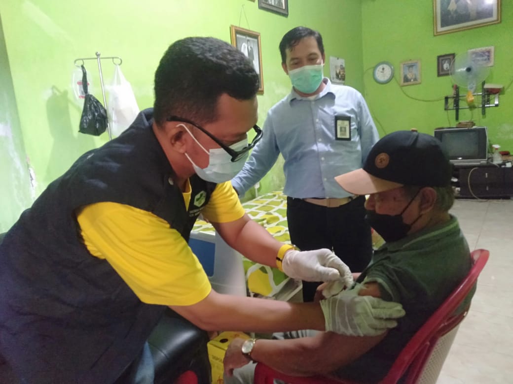 Sekdis Dukcapil Makassar Sukses Laksanakan Vaksin di Kediamannya