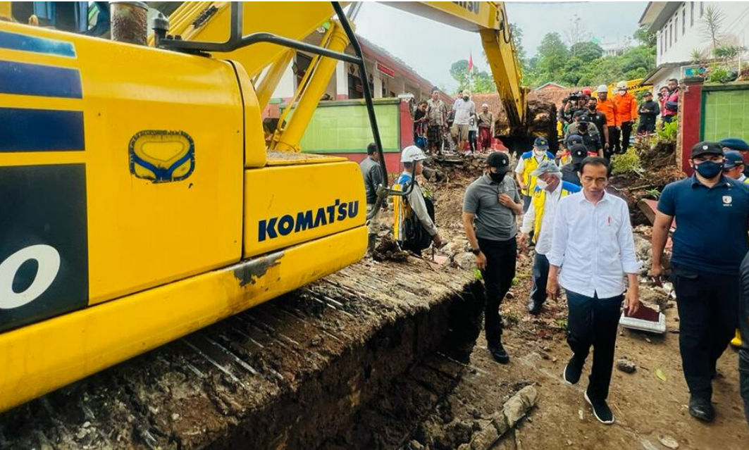 Presiden Joko Widodo berhenti di SDN Cugenang yang merupakan lokasi terdampak gempa terparah, pada Kamis, 24 November 2022