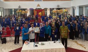 Foto Bersama. Staf khusus Wakil Presiden Republik Indonesia, Dr. Sukriansyah S. Latief, SH, MH berfoto bersama setelah menjadi pembicara pada Seminar Manajemen Karekter di STIM Lasharan Jaya Makassar, Minggu, (21/5/23). Foto : Ist