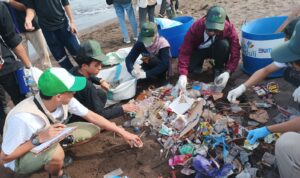 Aksi Bersama Bersih Pantai Tanjung Bayang (1)