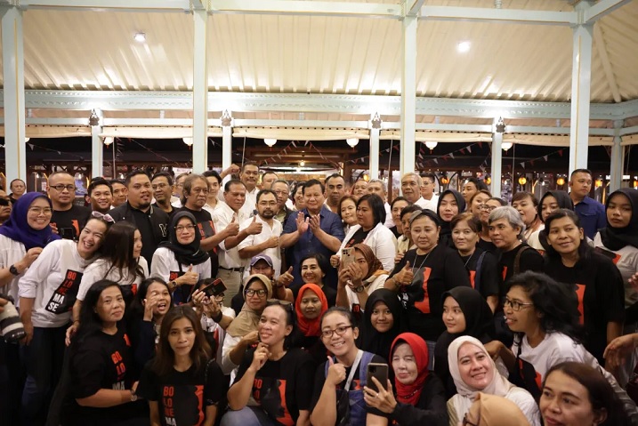Datangi Solo, Prabowo Bertemu Relawan Jokowi dan Gibran