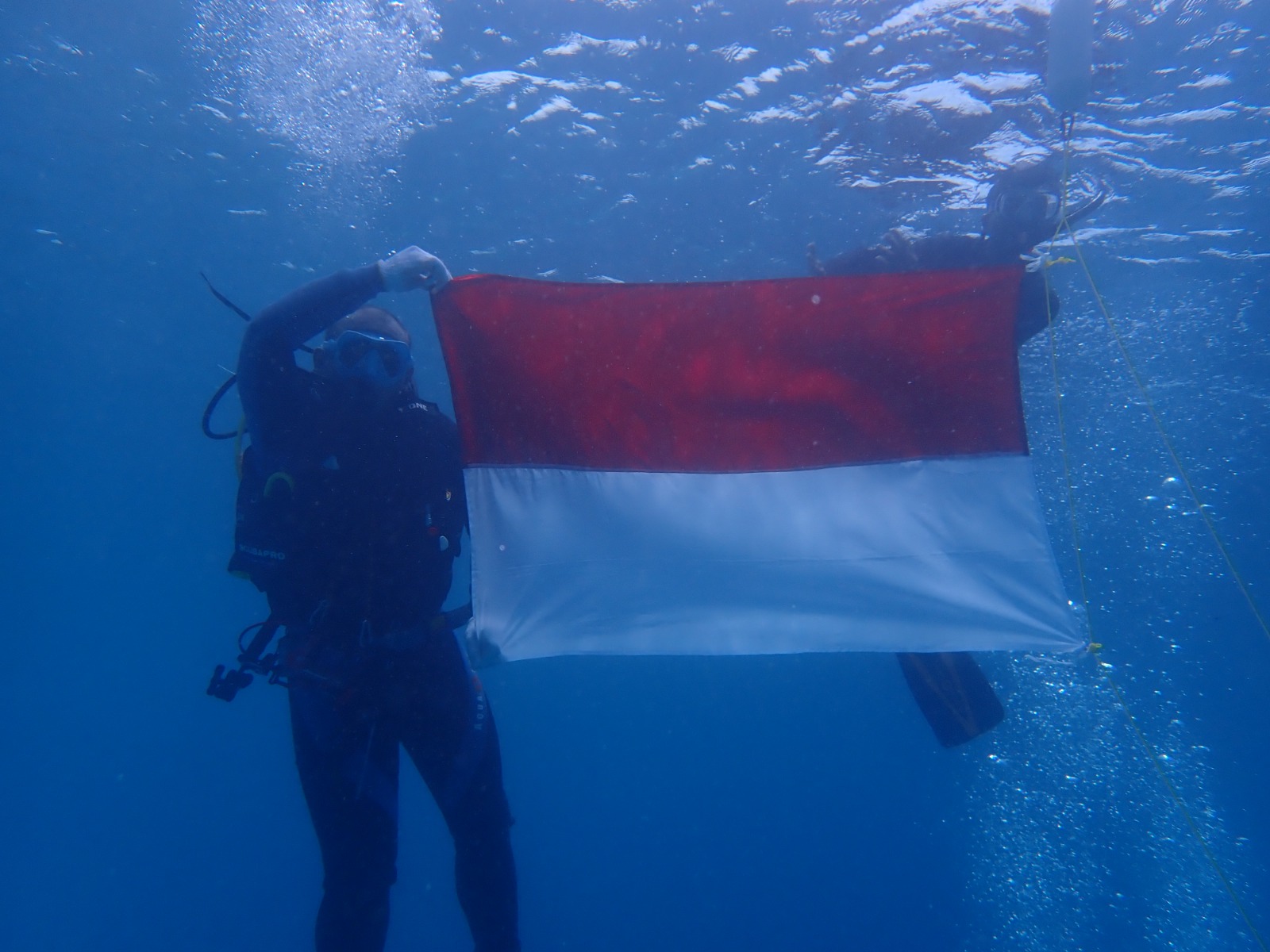 KKP Kibarkan Merah Putih di Bawah Laut Pulau Bando