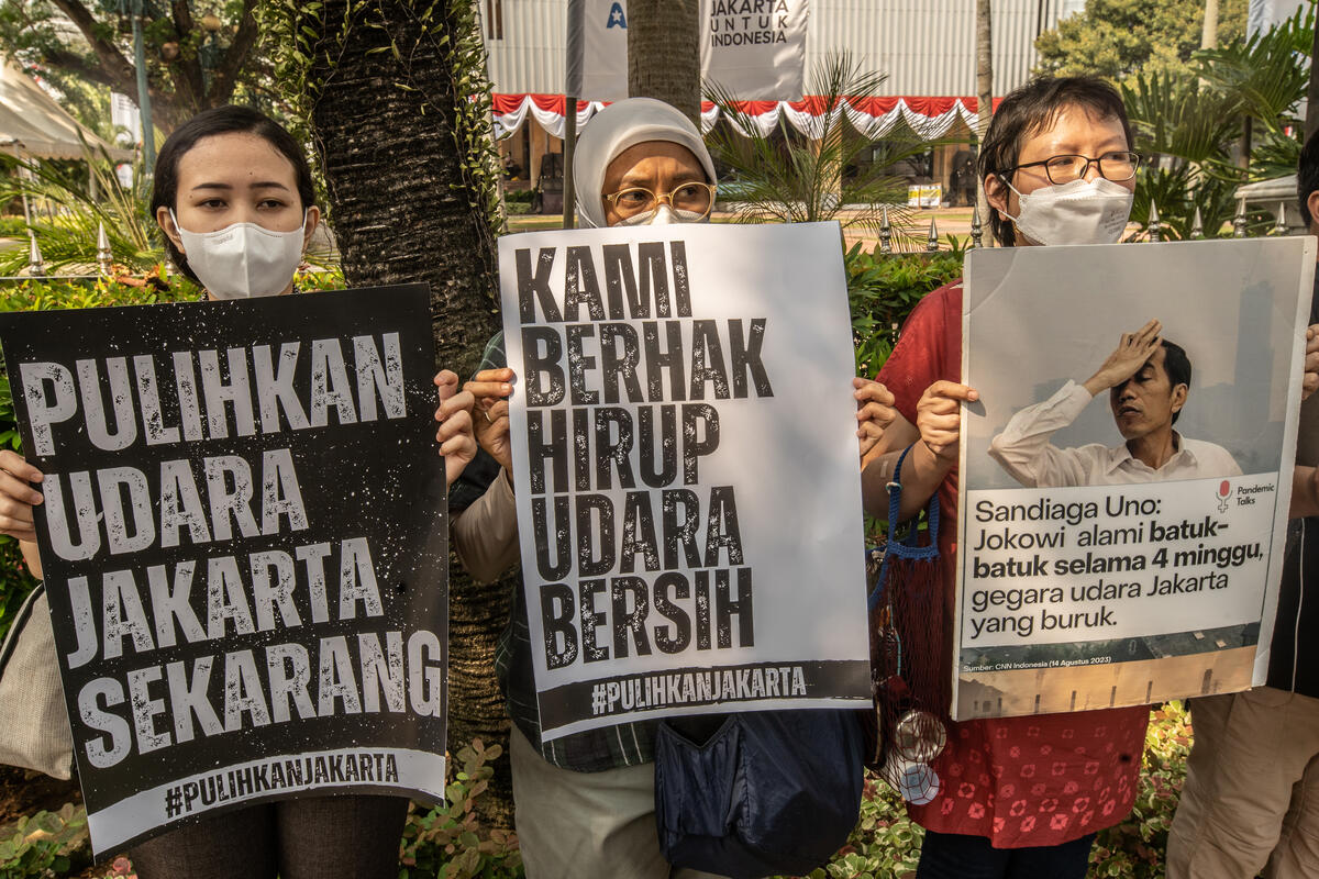 Puluhan orang dari koalisi Ibukota menggelar aksi di Balai Kota Jakarta mendesak Gubernur DKI bertanggung jawab atas kondisi polusi udara terparah di kota itu.