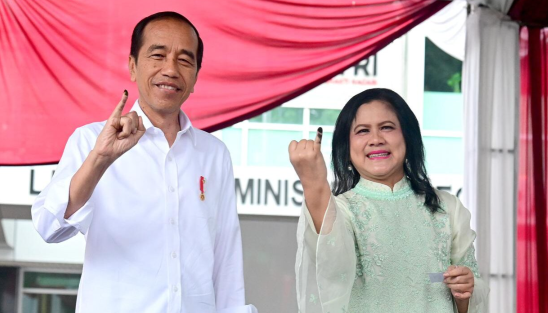 Presiden Joko Widodo didampingi Ibu Iriana Joko Widodo menggunakan hak pilihnya di Tempat Pemungutan Suara (TPS) 10, Kecamatan Gambir, Jakarta Pusat, pada Rabu, 14 Februari 2024.
