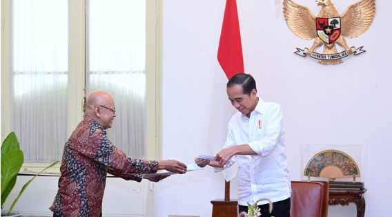 Presiden Joko Widodo menerima Ketua dan Anggota KPPS Tempat Pemungutan Suara (TPS) 10 Kelurahan Gambir di Istana Merdeka, Jakarta, pada Senin, 12 Februari 2024. Foto BPMI Setpres Muchlis Jr