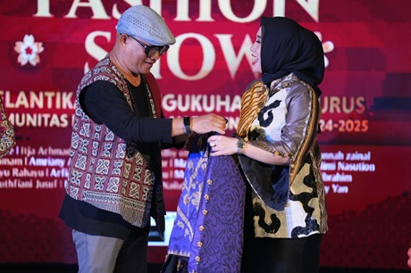 Sofha Marwah Bahtiar Lantik dan Kukuhkan Pengurus Komunitas Designer Olah Tenun Sulsel
