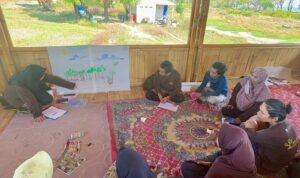 Peserta pelatihan fasilitator rehabilitasi & konservasi mangrove mempresentasikan hasil jelajah mangrove terkait jenis dan zonasi _YKL Indonesia