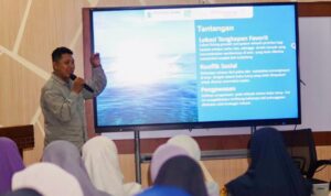 Direktur Eksekutif YKL Indonesia, Nirwan Dessibali saat membawakan kuliah umum di ITBM Balik Diwa Makassar