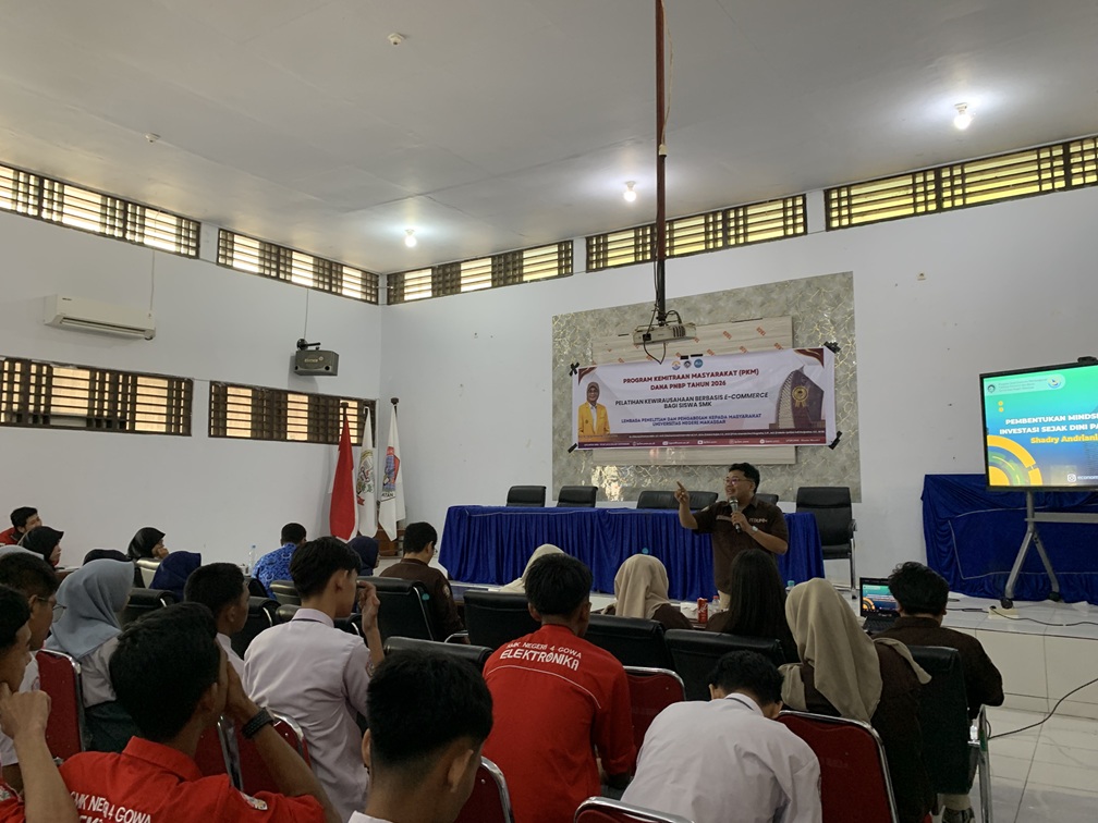 Tim PKM UNM Bekali Siswa SMK Negeri 4 Gowa Strategi Marketing E-Commerce di Era Digital