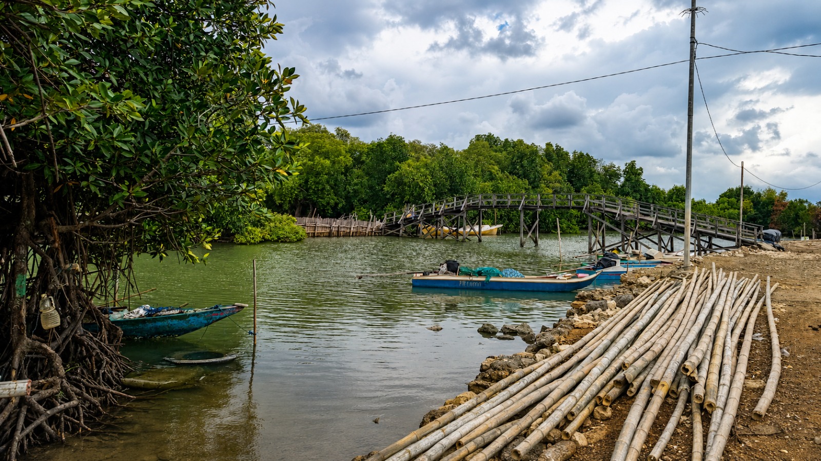 Mangrove, jalur air, perahu, dan akses masyarakat berada dalam satu bentang pesisir Bontomanai. Pemulihan ekosistem perlu berjalan bersama keberlanjutan akses dan penghidupan warga.