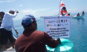 Pemasangan pelampung sebagai penanda di lokasi buka tutup lokasi tangkap gurita di Pulau Bonetambu