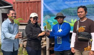 Perwakilan dari Yayasan KEHATI mmenyerahkan secara simbolis bibit pohon mangove asosisasi kepada pewakilan masyrakat untuk ditanam di area rehabilitasi