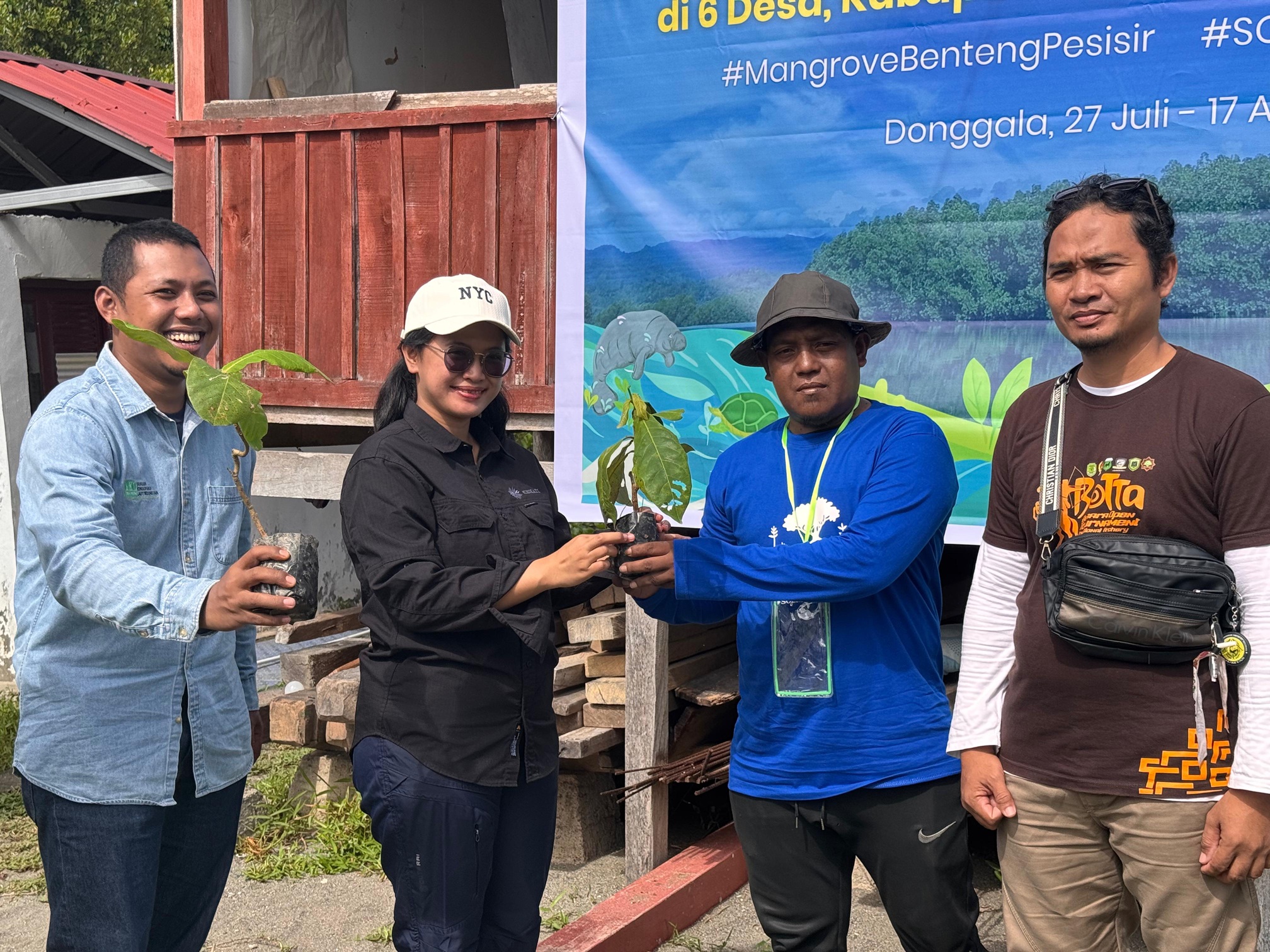 Perwakilan dari Yayasan KEHATI mmenyerahkan secara simbolis bibit pohon mangove asosisasi kepada pewakilan masyrakat untuk ditanam di area rehabilitasi