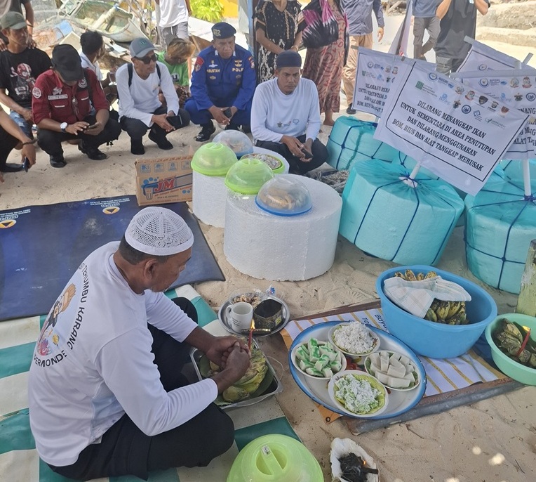 Sistem buka tutup area tangkap gurita di Pulau Bonetambu dimulai dengan ritual doa bersama
