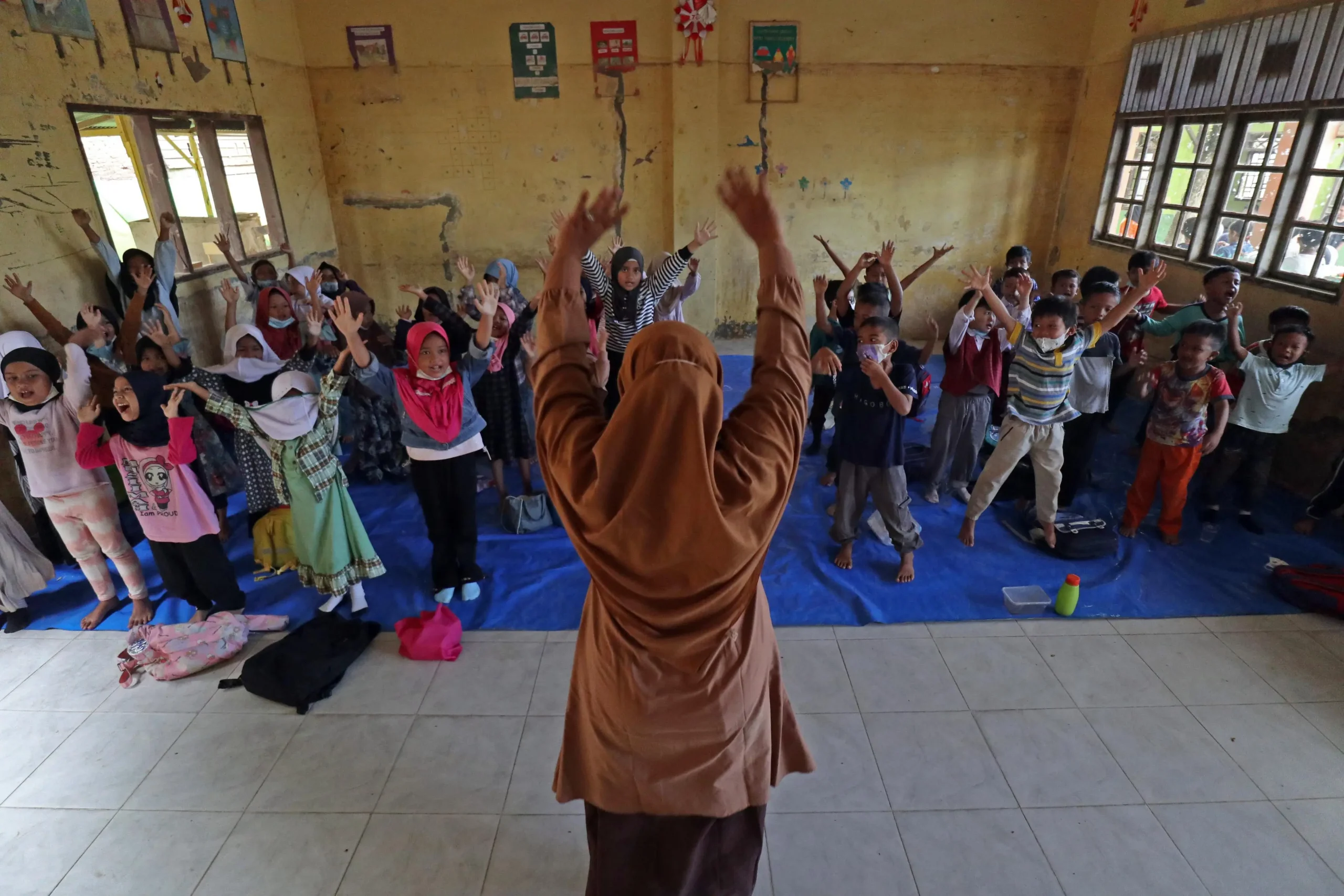 Siswa-siswi SD Negeri 1 Karang Baru, Kabupaten Aceh Tamiang, mengikuti kegiatan belajar mengajar