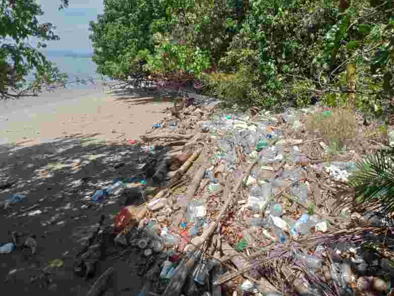 YLH Tana Merah Bersihkan Sampah Plastik dan Styrofoam di Pantai Pulau Buaya