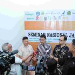Kepala BPOM, Prof. Taruna Ikrar saat memberikan keterangan kepada wartawan