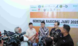 Kepala BPOM, Prof. Taruna Ikrar saat memberikan keterangan kepada wartawan