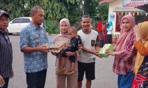 Lurah Baji Mappakasunggu Abdul Rasyid Sahrul saat menjalankan program inovasi “Jumat Mulia Sare Bayao”
