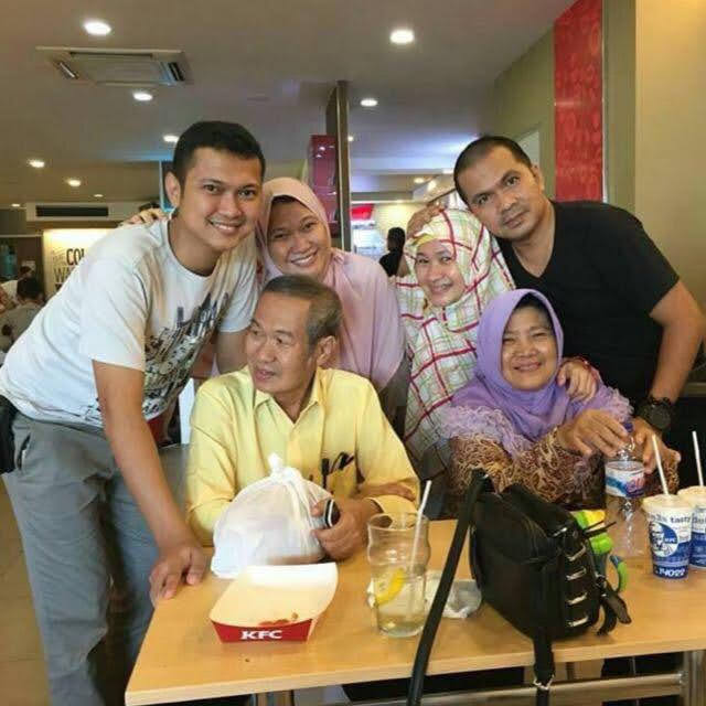 Setangkai Bunga, Potret Cinta Ayah yang Diam Namun Mengakar