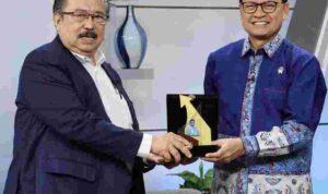 Taruna Ikrar Terima Penghargaan atas Kepemimpinan Visioner Pengawasan Obat dan Makanan dari GP Farmasi Indonesia