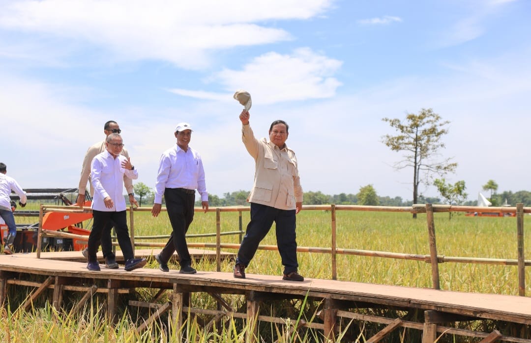 Presiden Prabowo saat menghadiri panen raya serentak di 14 provinsi, yang dipusatkan di Kabupaten Majalengka, Jawa Barat